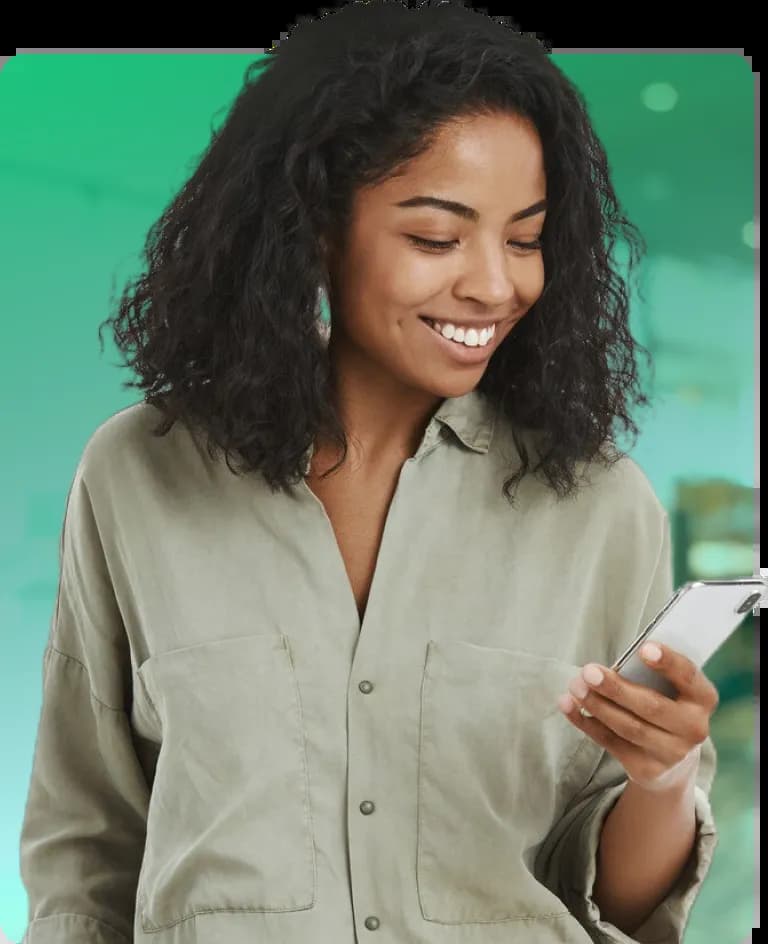 Mulher sorrindo e olhando para o celular