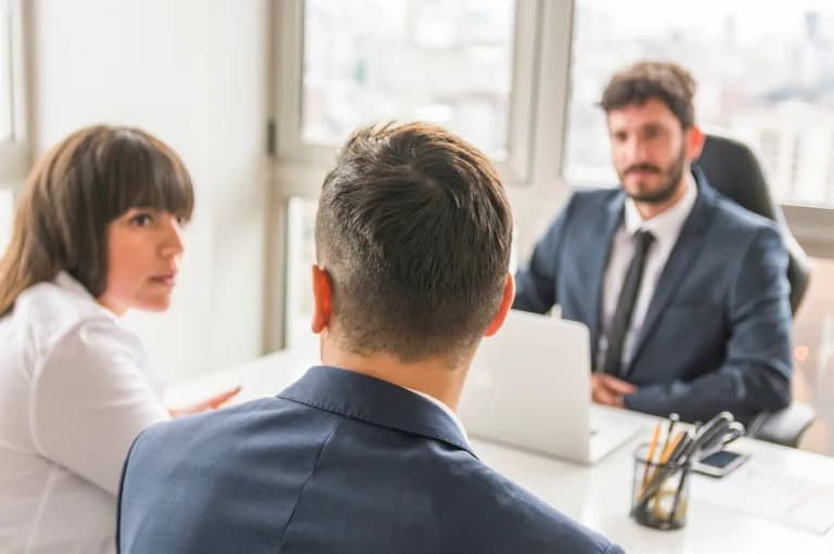 Grupo de advogados conversando em uma mesa