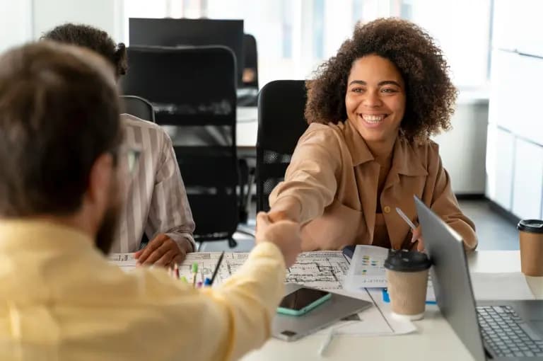 Duas mulheres conversando no escritório