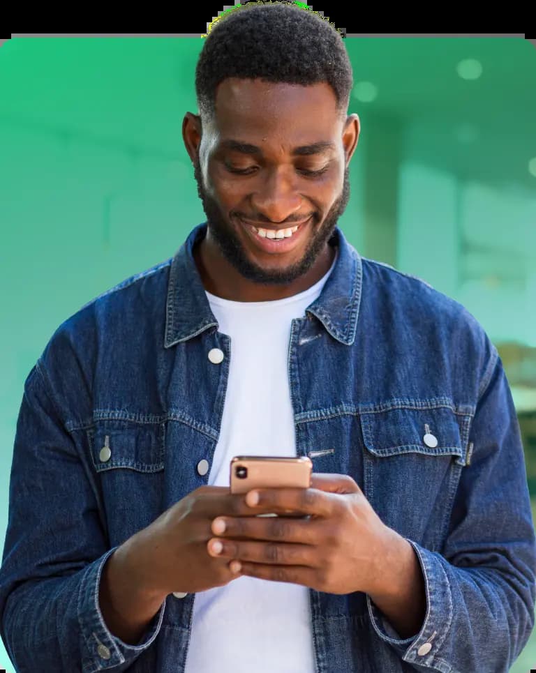 Mulher sorrindo, segurando o celular e um copo de café